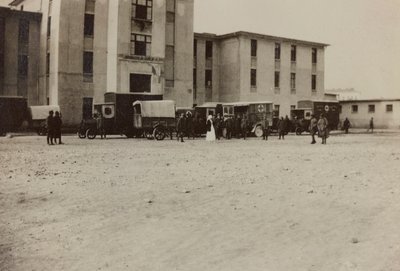 Album "Pictures of War II": włoscy żołnierze i karetki Czerwonego Krzyża w Gradisca Sagrado, Gorizia, Włochy (zdjęcie czarno-białe) autorstwa Gigliucci Gigliucci