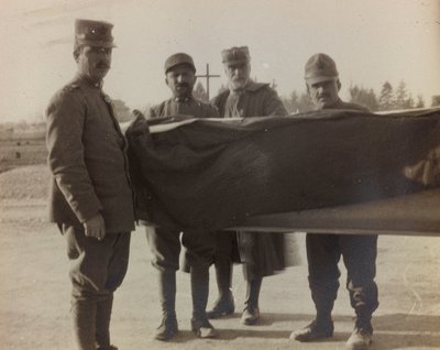 Album "Pictures of War II": Włoscy żołnierze niosą trumnę poległych w Wielkiej Wojnie (zdjęcie czarno-białe) autorstwa Gigliucci Gigliucci