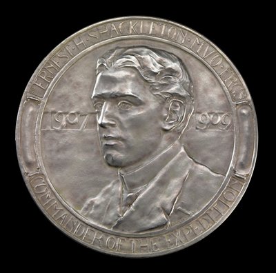 Medal Królewskiego Towarzystwa Geograficznego: Wyprawa antarktyczna Shackletona 1907-1909 (srebrny) autorstwa Gilbert Bayes