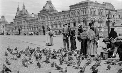 Karmienie gołębi na Placu Czerwonym, górne rzędy handlowe w tle. Górne rzędy handlowe... autorstwa Gilbert H. Grosvenor