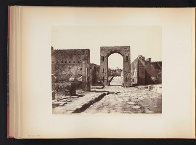 Widok na Strada Mercurio w Pompejach, Włochy Strada Mercury. (Pompeje) (tytuł na obiekcie) autorstwa Giorgio Sommer (attributed to)