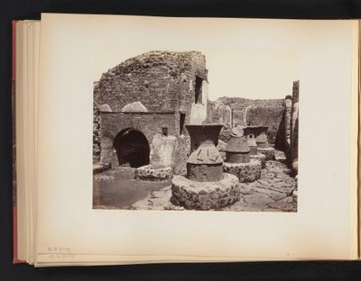Ruiny piekarni w Pompejach Casa di fornai Pompei (tytuł na obiekcie) autorstwa Giorgio Sommer (attributed to)