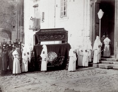 Procesja żałobna Zgromadzenia św. Franciszka w Neapolu. Na pierwszym planie, przed kościołem, liczni „bracia bractwa” w białych tunikach i kapturach towarzyszą katafalkowi ozdobionemu haftowanym płótnem, na którym umieszczona jest trumna autorstwa Giorgio Sommer