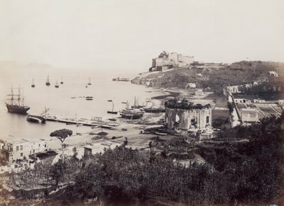Panorama malowniczej zatoki Baia (Neapol), usiana żaglówkami. Na pierwszym planie, naprzeciwko małego nabrzeża, znajduje się Świątynia Wenus. W tle na cyplu wznosi się XVI-wieczny Zamek Wicekróla autorstwa Giorgio Sommer