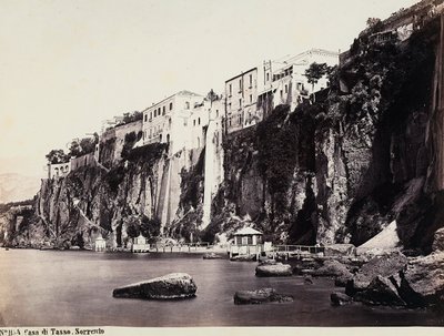 Dom Tasso wznoszący się nad morzem Sorrento autorstwa Giorgio Sommer