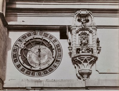 Kwadrant wieży zegarowej w Bernie autorstwa Kaspara Brunnena (1527-1530). Obok zegara astronomicznego stoisko z gazetami, na którym znajdują się statuetki, które są włączane przez mechanizm samego zegara na cztery minuty przed wybiciem godziny autorstwa Giorgio Sommer