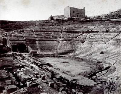 Pozostałości teatru greckiego w Syrakuzach w Monumental Park of the Neàpoll. Na pierwszym planie półkolista orkiestra i cavea autorstwa Giorgio Sommer
