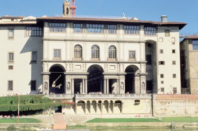 Fasada Galerii Uffizi na Arno autorstwa Giorgio Vasari