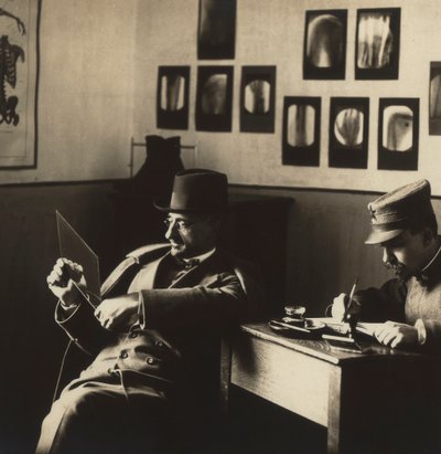 Radiolog Alfredo Trombetta z mężczyzną w mundurze wojskowym na oddziale radiologii Szpitala Wojskowego w Campobasso. autorstwa Phillipe de Marlier