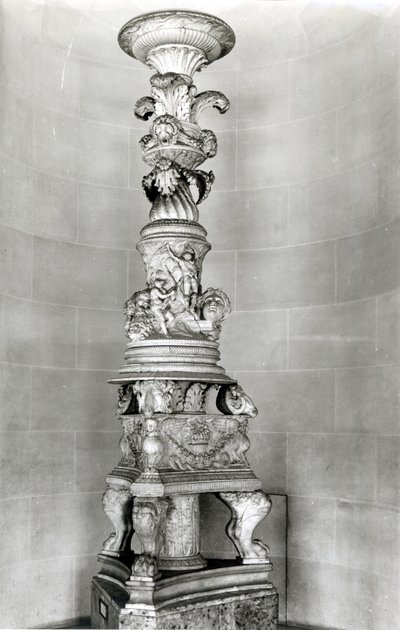 Kandelabr zaprojektowany przez Piranesiego na podstawie antyków rzymskich do jego własnego grobowca (marmur) autorstwa Giovanni Battista Piranesi