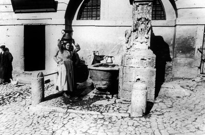Kobiety przy fontannie autorstwa Giovanni Battista Simone Unterveger