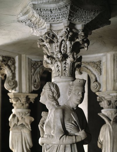Szczegół grup rzeźbiarskich podtrzymujących Krzesło zrealizowany przez Giovanniego Pisano (1248-1314): Theologales Vertus (Detal rzeźb podtrzymujących marmurową ambonę, cnoty teologiczne) 1302-1311 Cathedrale de Pisa (Duomo di Pisa), Włochy autorstwa Giovanni Pisano