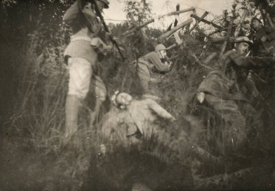 Symulacja szturmu w okopie Carso podczas I wojny światowej autorstwa Giuseppe Gentilini