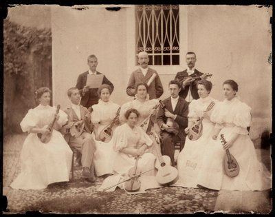 Grupowy portret siedzących muzyków, ok. 1900 autorstwa Giuseppe Wulz
