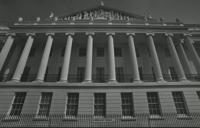 Cumberland Terrace, Regents Park, Londyn 1950 r. autorstwa Godfrey Macdominic