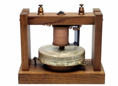 Telefon Grahama Bella użyty w pierwszych eksperymentach z 1875 roku. autorstwa Graham Bell