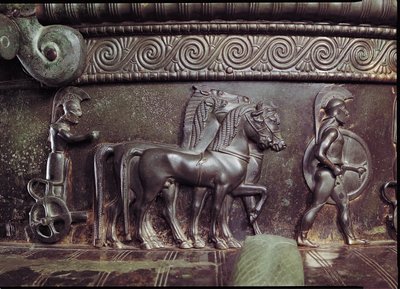 Kwadryga i hoplita, detal fryzu wokół szyi brązu Vix Krater patrz także 40863 autorstwa Greek