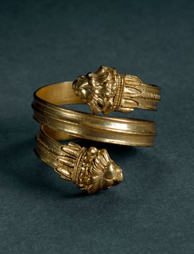 Sztuka Wielkiej Grecji: złoty pierścionek z protomami lwów. Koniec IV-początek III wieku p.n.e. z Tarentu we Włoszech. Taranto, Museo Archeologico Nazionale autorstwa Greek