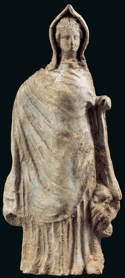 Figurka kobiety noszącej chiton i himation zakrywający głowę, prawdopodobnie z Myriny, Azja Mniejsza, 250-200 p.n.e. (glina) autorstwa Greek
