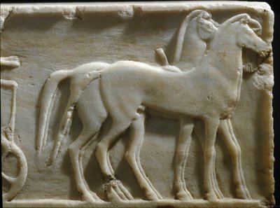 Sztuka grecka: „”konie kwadrygi”” Fragment podstawy kouros (posąg młodzieńca). Marmurowa ulga. 490 pne. Ateny, Narodowe Muzeum Archeologiczne autorstwa Greek