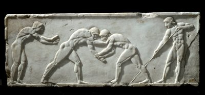 Sztuka grecka: podstawa kouro przedstawiająca zapaśników podczas walki. Marmurowe pończochy z płaskorzeźbą, 510-500 pne - Ateny, muzeum archeologiczne - Walczący zapaśnicy - Marmurowa płaskorzeźba z rzeźbą Kouros, 510-500 pne - Narodowe Muzeum Archeologicz autorstwa Greek