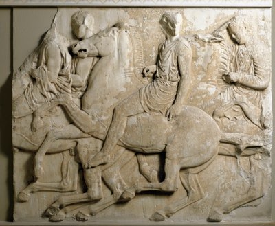 Sztuka grecka: „” galopujący jeźdźcy””” fryz partenonowy. Marmurowe pończochy z reliefem. 447-432 pne. Ateny, Muzeum Akropolu autorstwa Greek