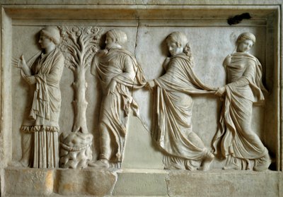 Sztuka grecka: płaskorzeźba przedstawiająca trzy nimfy podążające za młodą kobietą. II wiek p.n.e. Ateny, Muzeum Piree autorstwa Greek