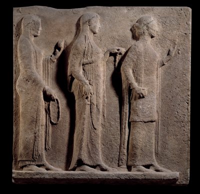 Sztuka grecka: tablica z przejściem Teorii: twarz przedstawiająca łaski. Niski marmurowy relief z wyspy Thasos w Grecji. 480 pne. Paryż, Luwr autorstwa Greek