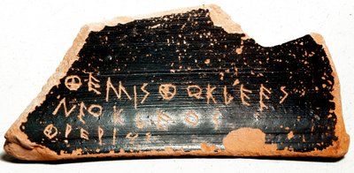 Ostrakon (lub ostracon) (liczba mnoga: ostraca lub ostraka), odłamki ceramiki służące jako karty do głosowania podczas procedur ostracyzmu w starożytnej Grecji. 480 pne Ateny. Muzeum Agory. autorstwa Greek