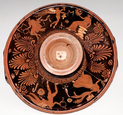 Patera z maenadą i Erosem (terakota, 325-300 p.n.e.) autorstwa Greek