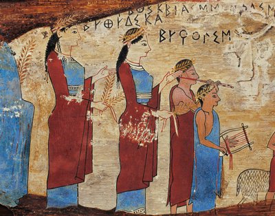 Tablica wotywna z Jaskini Pitsa koło Sikyonu, detal, procesja z ofiarodawcami, lirami i fletistami, napis grecki autorstwa Greek