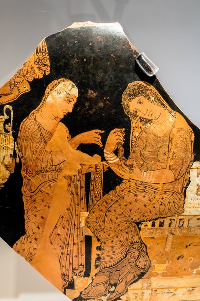 Elektra i służąca przy grobie Agamemnona (ceramika z żółtymi i białymi refleksami) autorstwa Greek School