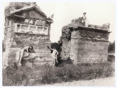Chłopcy wśród grobowców (zdjęcie) autorstwa Guglielmo (1852 1930) Plüschow