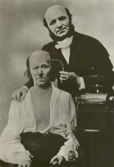 Francuski neurolog Duchenne de Boulogne używa swojego aparatu do elektrofizjologii na starym człowieku autorstwa Guillaume Benjamin Armand Duchenne de Boulogne