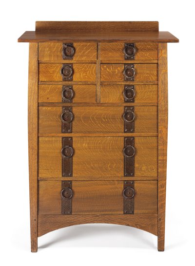 Komoda, nr kat. 913 autorstwa Gustav Stickley
