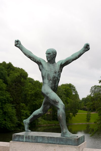 Rzeźba radosnego człowieka w Frogner Park, Oslo, Norwegia (brąz) autorstwa Gustav Vigeland