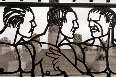 Kute żelazne bramy rzeźby nagich mężczyzn w Frogner Park, Oslo, Norwegia (żelazo) autorstwa Gustav Vigeland