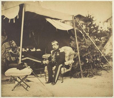 Oficerowie siedzący w namiocie, Camp de Châlons, 1857. autorstwa Gustave Le Gray
