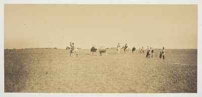 Bez tytułu [zwiedzający obserwujący manewry wojskowe], 1857. autorstwa Gustave Le Gray