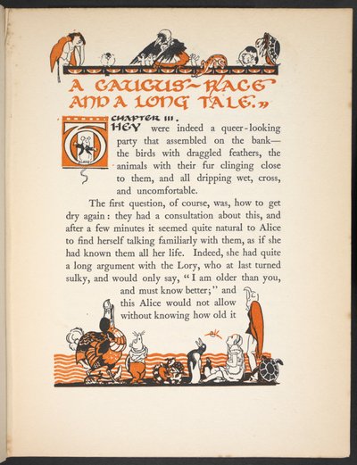 Strona z "The Caucus Race and a Long Tale" z podświetlaną literą T oraz ilustracjami przedstawiającymi Alicję i różne zwierzęta. autorstwa Gwynedd M. Hudson