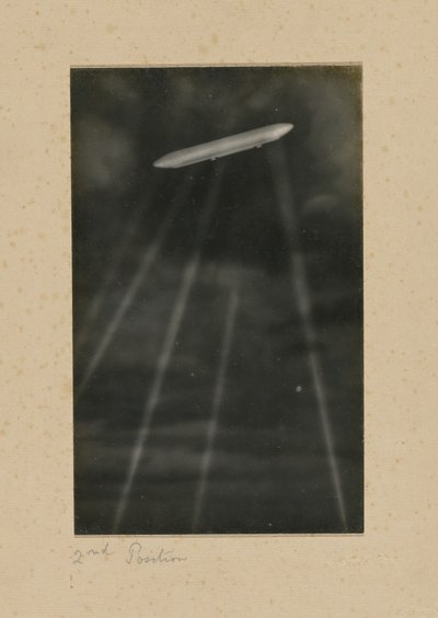 [Zestrzelenie niemieckiego sterowca nad Londynem]. autorstwa H. Scott Orr