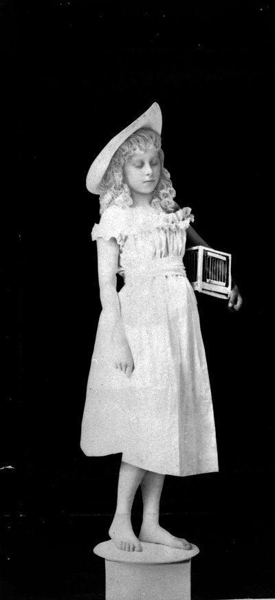 Posąg z Życia; Dziewczynka trzymająca klatkę dla ptaków, ok. 1890 r. (bw zdjęcie) autorstwa Hannah Maynard