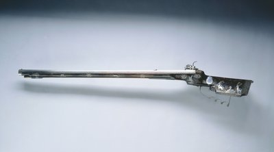 Karabin myśliwski z zamkiem kołowym, połowa XVII wieku (kolba ze stali, lakierowanego drewna (orzech) ozdobiona inkrustowanym srebrnym drutem i aplikacjami) autorstwa Hans Schmidt