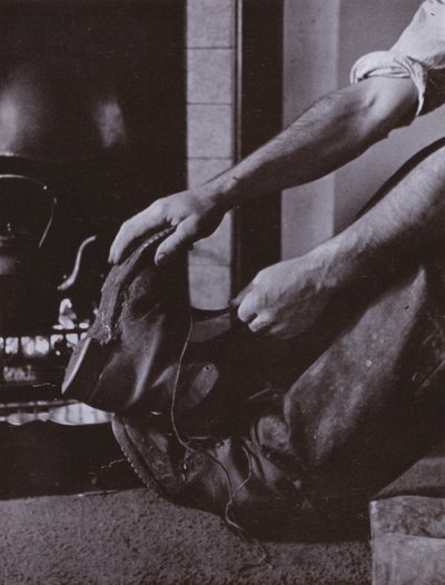 Buty zdejmowane (zdjęcie czarno-białe) autorstwa Harold Burdekin