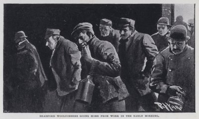 Bradford Woolcombers wraca z pracy do domu wczesnym rankiem (zdjęcie czarno-białe) autorstwa Harold Hume Piffard