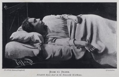 Skończona na śmierć, Elizabeth Ryan nie żyje w przytułku Newcastle (zdjęcie czarno-białe) autorstwa Harold Hume Piffard