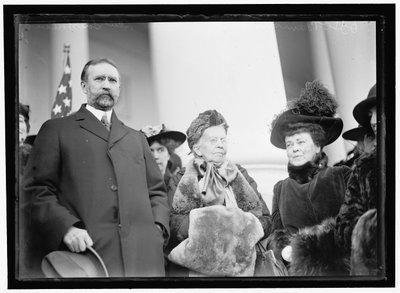 Panna Belva Ann Lockwood z senatorem Southerlandem autorstwa Harris & Ewing