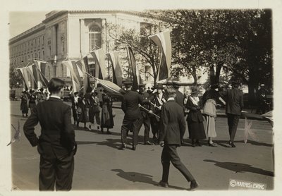Policja przejmuje sztandary sufrażystek, zanim dotrą do Senatu USA autorstwa Harris & Ewing