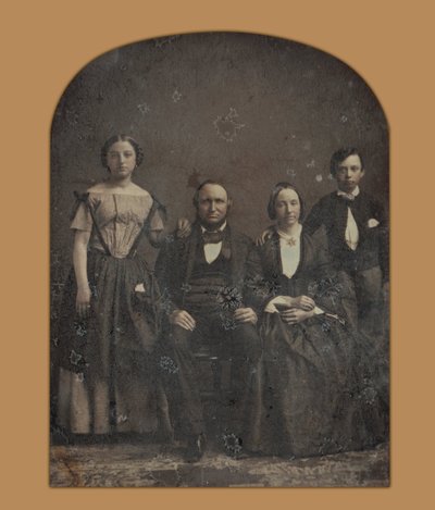Grupowy portret niezidentyfikowanej rodziny autorstwa Harrison and Hill