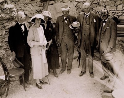 Howard Carter (1873-1939) i grupa Europejczyków stojących obok wykopalisk Grobowca Tutanchamona, Dolina Królów (odbitka żelatynowo-srebrowa) autorstwa Harry Burton